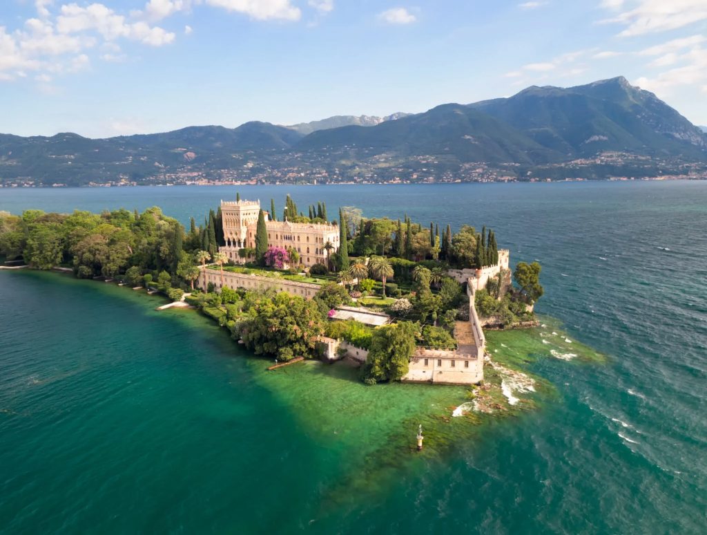 boat tour to Isola del Garda